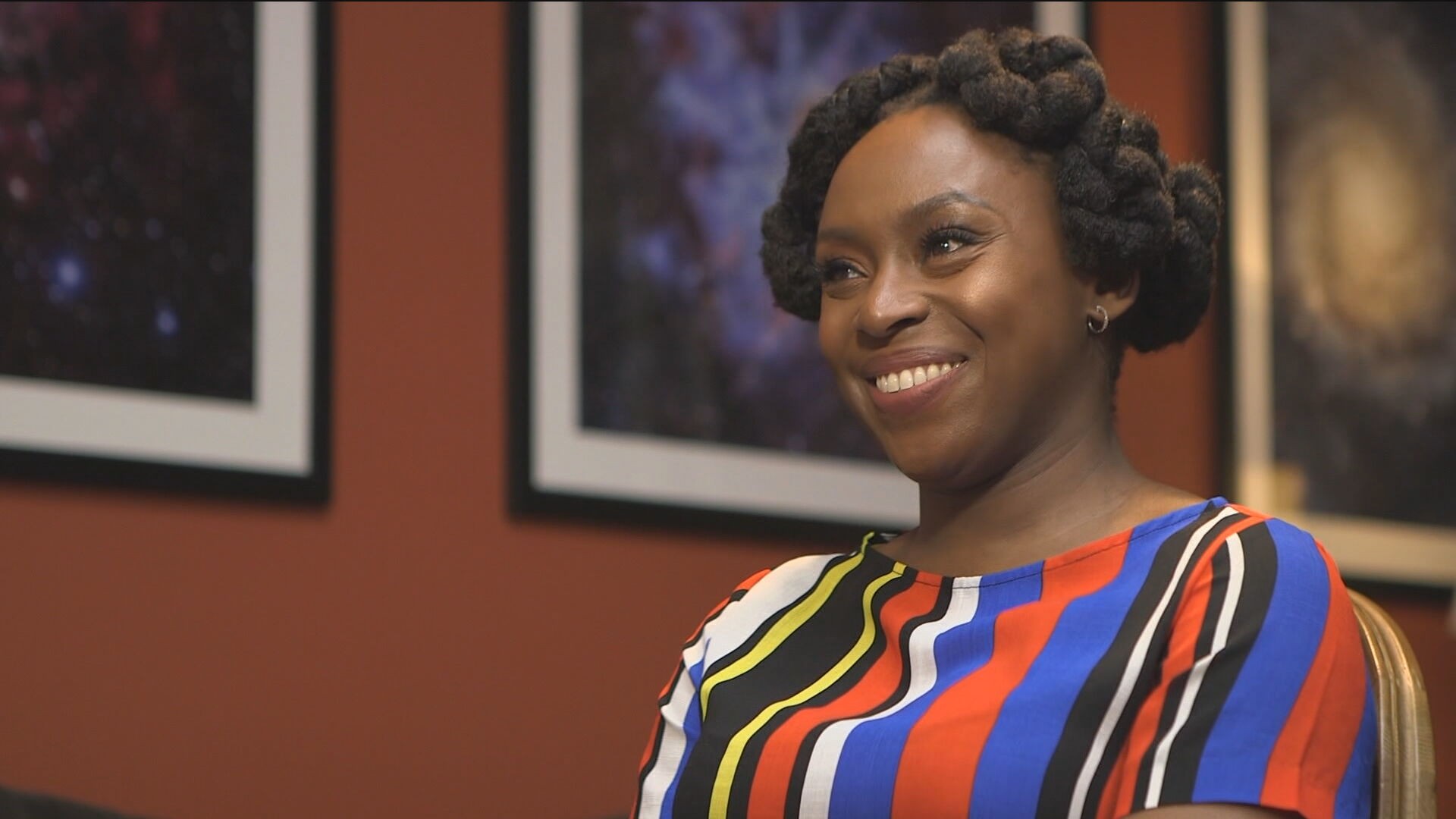 Chimamanda Ngozi Adichie perde filho de 1 ano e 9 meses: ‘Perda profunda’
