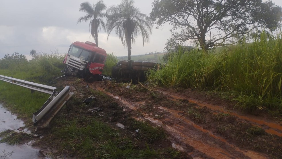 Caminhão envolvido em acidente com carro em Pirassununga — Foto: Reprodução/Redes Sociais