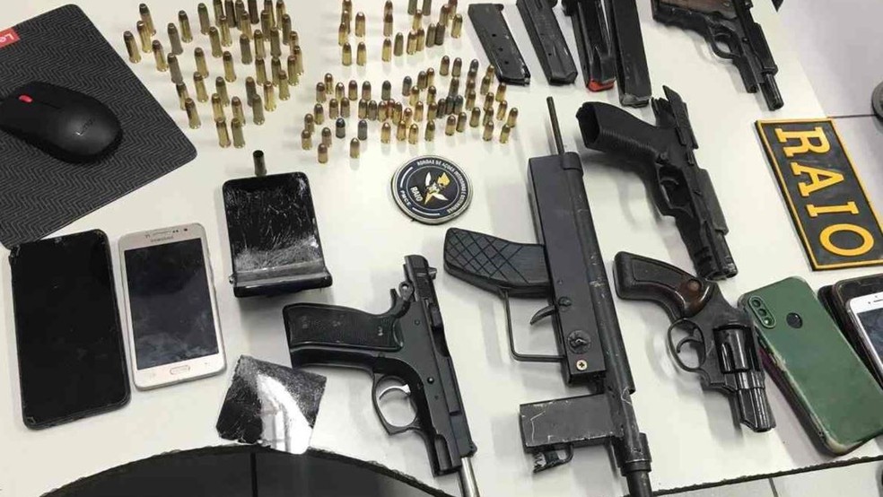 Polícia prende sete pessoas e apreende arsenal horas após duplo homicídio no Bairro Quintino Cunha, em Fortaleza. — Foto: SSPDS/ Divulgação
