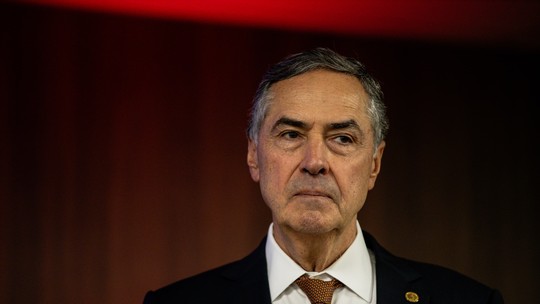 É #FAKE que filha de Barroso, ministro do STF, será deportada dos Estados Unidos - Consultada pelo Fato ou Fake, a assessoria de imprensa do STF desmentiu a alegação e afirmou que Luna Van Brussel Barroso mora no Brasil. Posts falsos circulam após EUA revogar visto americano de oito ministros do tribunal.