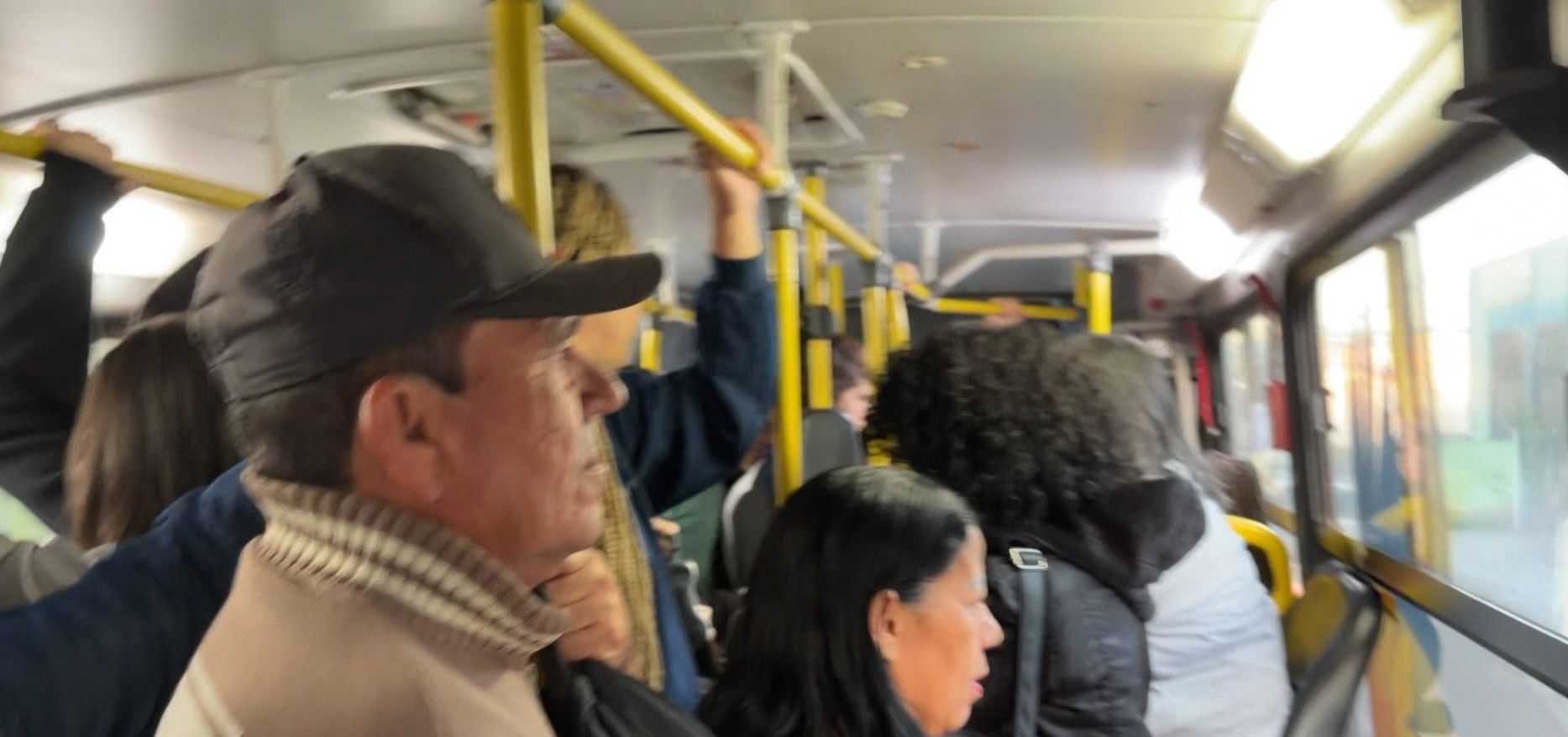 'Lata de sardinha': superlotação e atrasos de ônibus complicam vida de passageiros no interior de SP