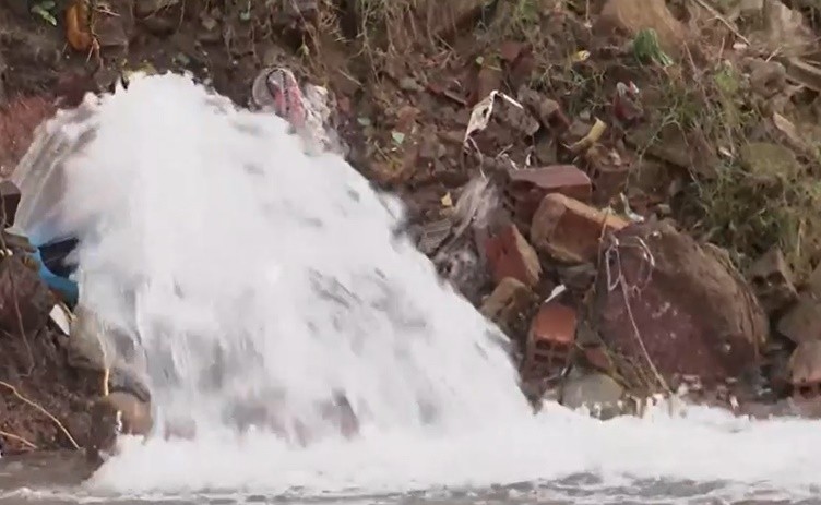 Cano quebrado com grande vazamento de água limpa é registrado em João Pessoa 