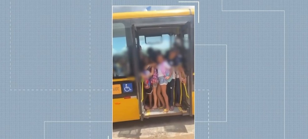 Crianças vão para escola em ônibus lotado no Piauí — Foto: TV Clube