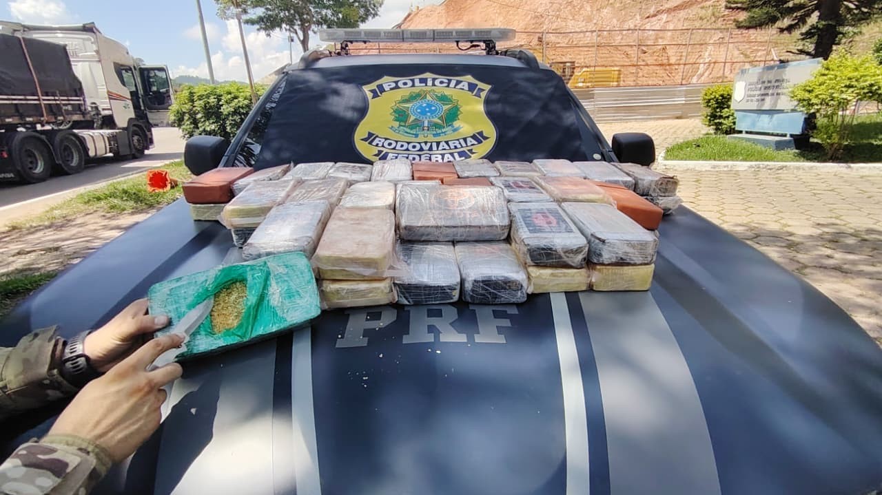 Motorista de caminhão é preso com 54 kg de pasta base de cocaína na Via Dutra, em Piraí