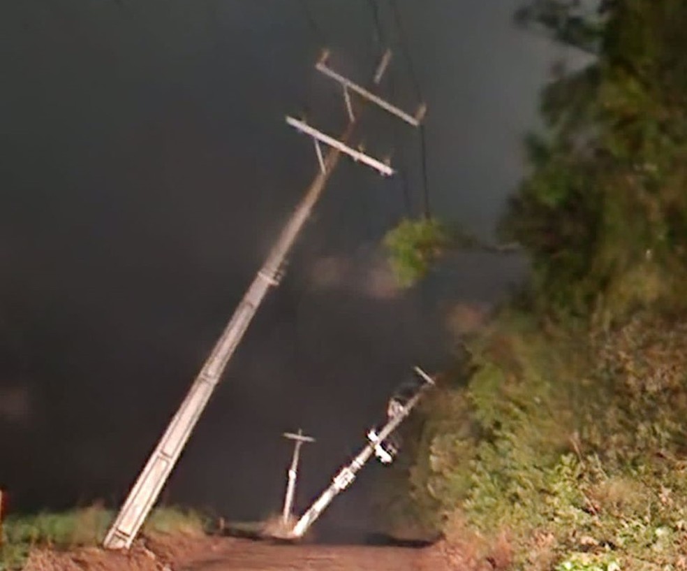 Postes foram atingidos por vendaval em Xanxerê, no Oeste de SC, entre a noite de quarta-feira (12) e madrugada desta quinta (13) — Foto: Defesa Civil/Divulgação