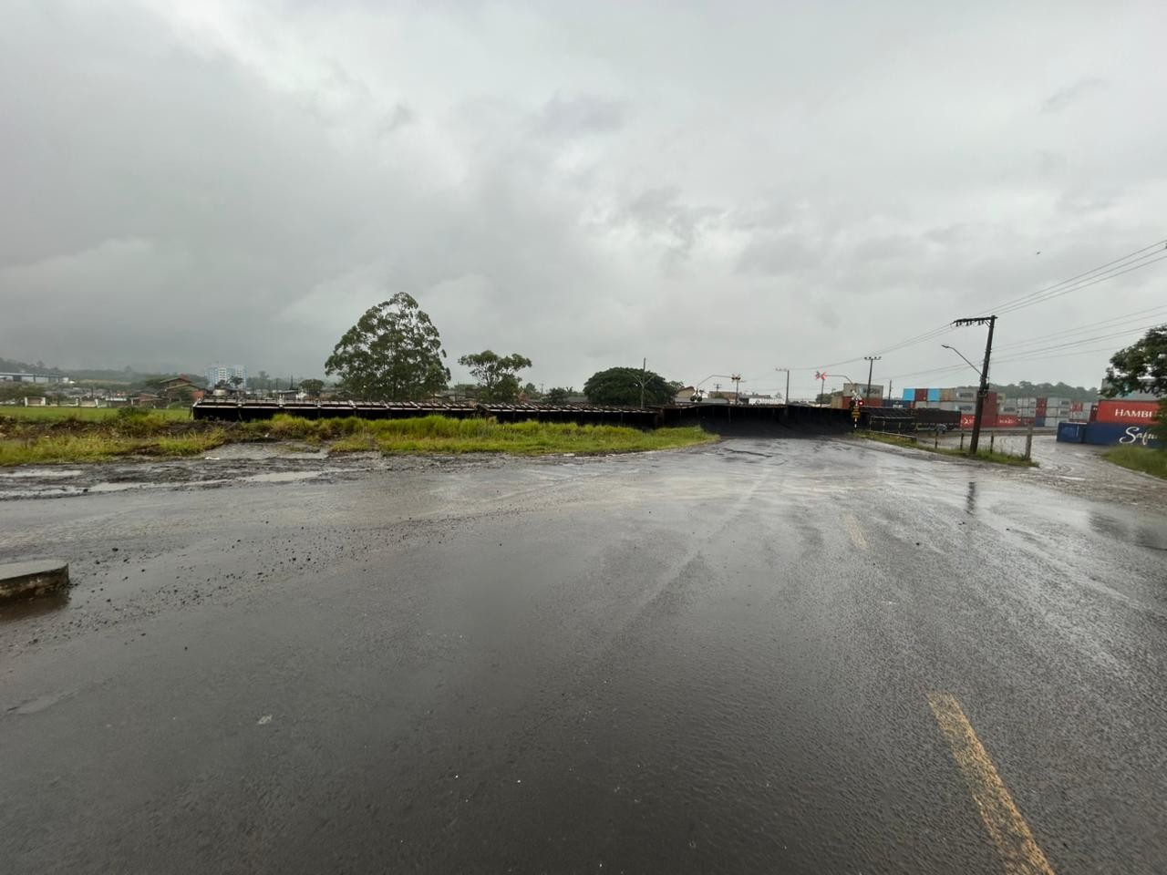 Cinco vagões de trem que levavam carvão tombam e interditam rua de Criciúma (SC)