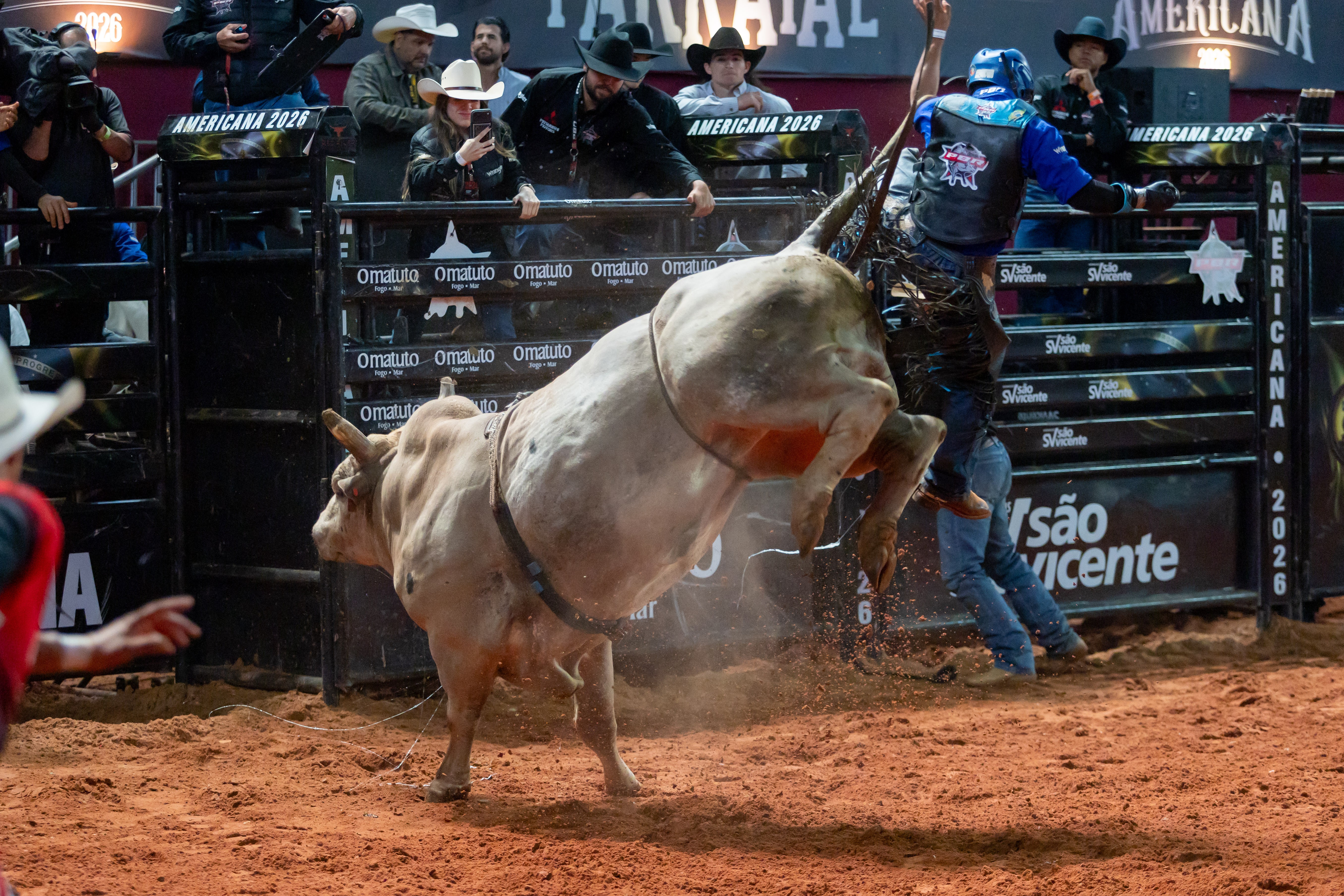 Final da montaria em touros da PBR foi um dos destaques da 4ª noite da Festa do Peão de Americana 2026, neste domingo (7) — Foto: Thomaz Marostegan