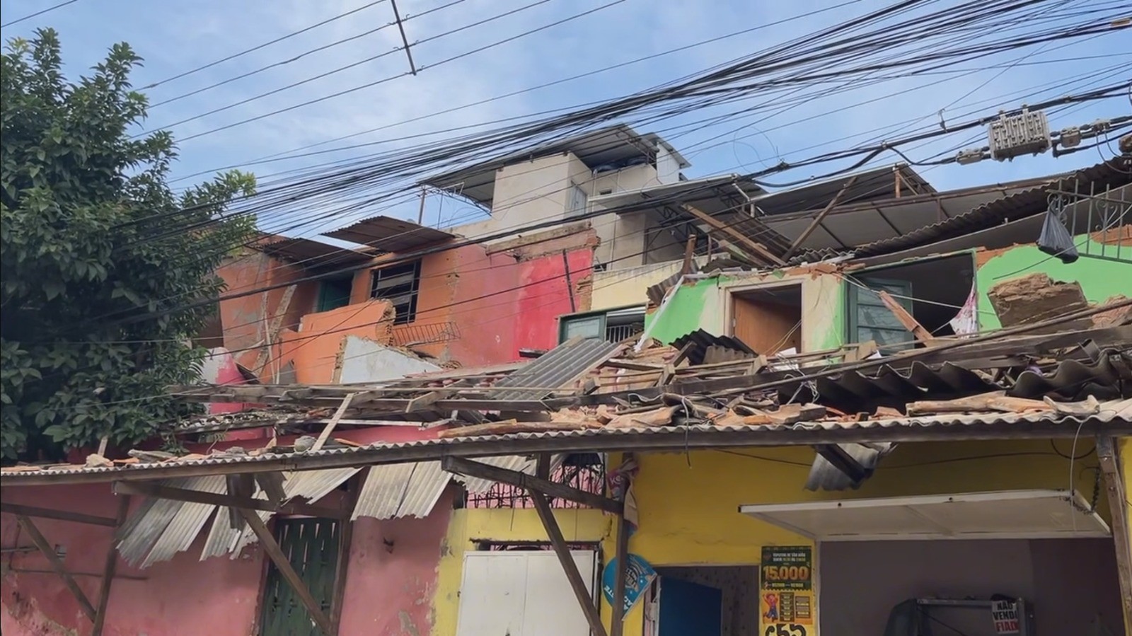 Mãe e três filhos escapam após casa desabar em Governador Valadares