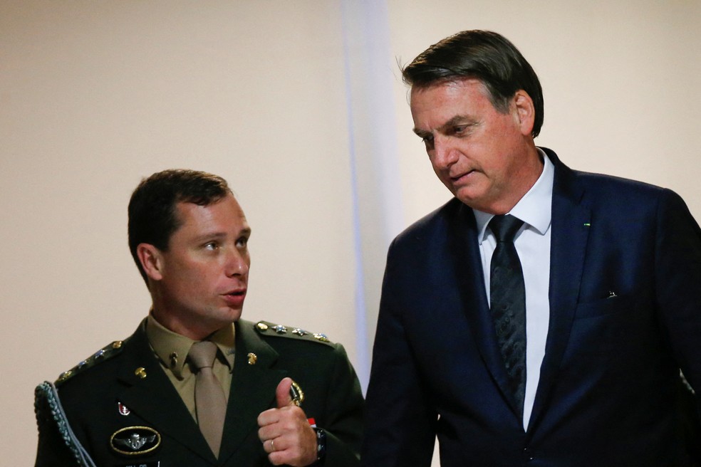 Bolsonaro e seu então ajudante de ordens Mauro Cid em 2019 — Foto: Adriano Machado/Reuters