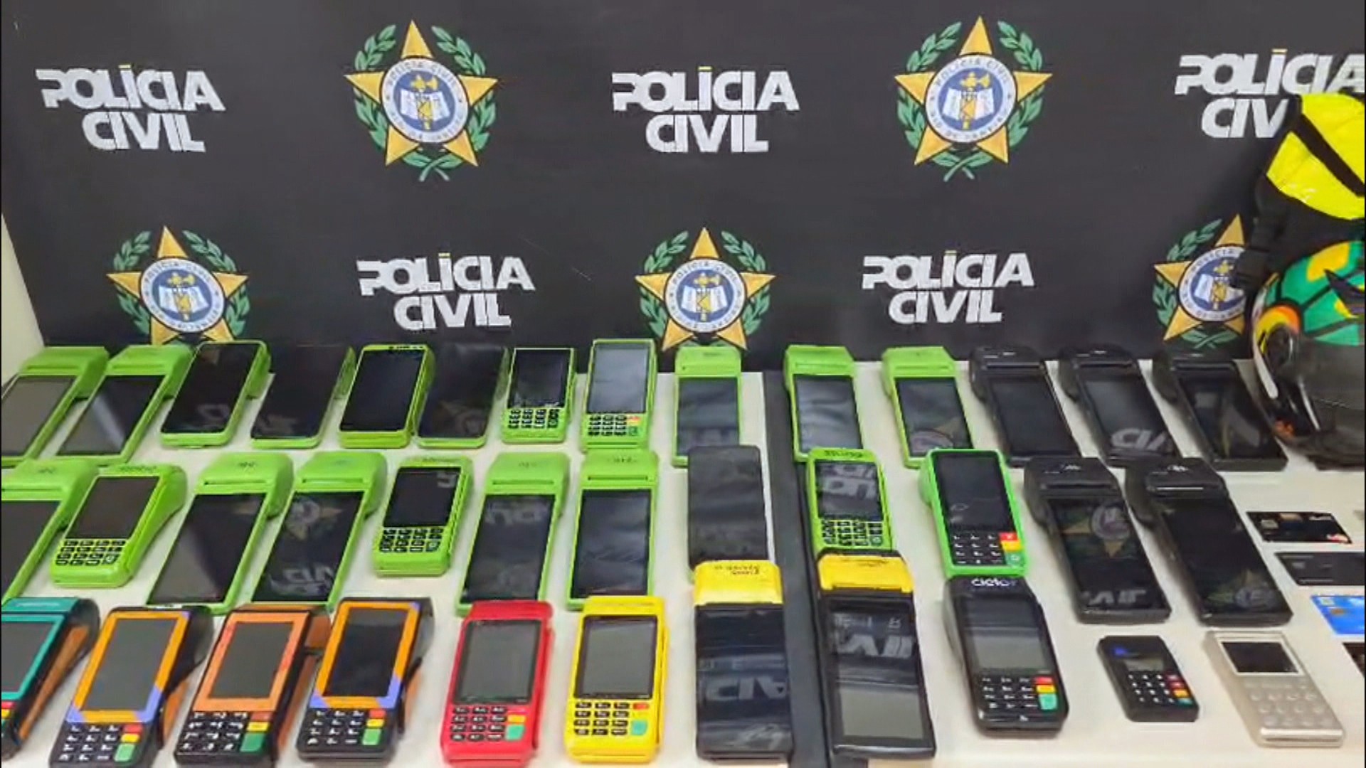 ‘Golpe do falso exame’: polícia apreende 40 máquinas de cartão, motos e uniformes no Vidigal