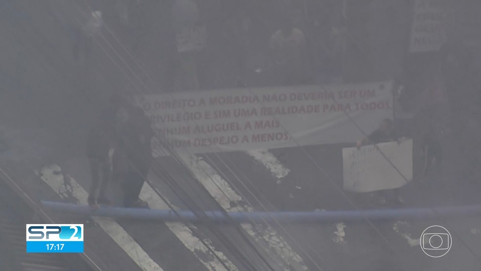 Moradores bloqueiam avenida Presidente Wilson, Zona Leste de SP,  em protesto por moradia — Foto: TV Globo