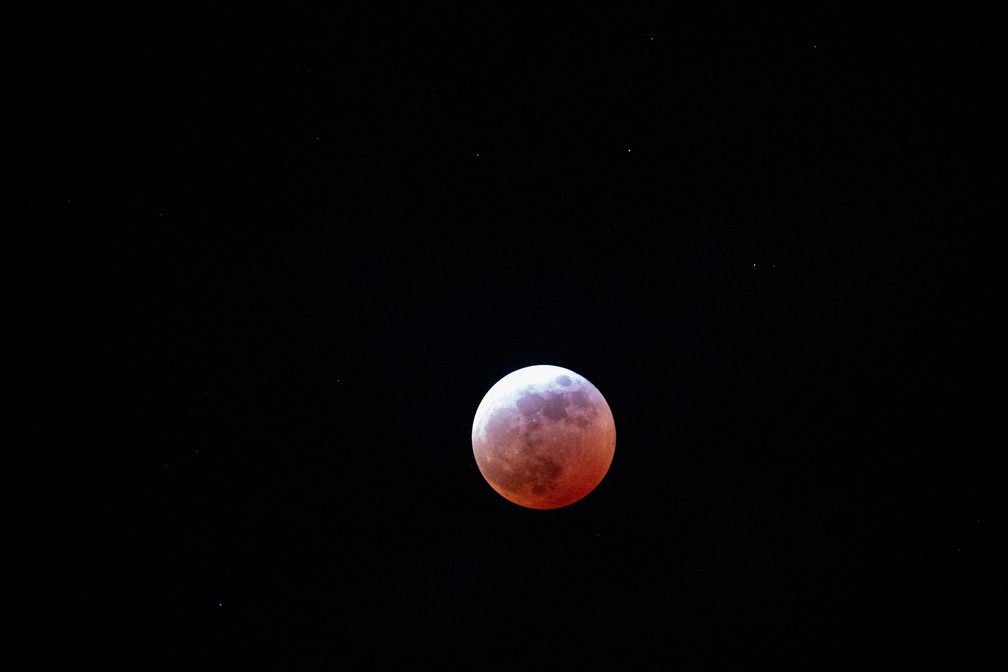 Eclipse lunar total em Portland, que fica no Oregon, nos EUA — Foto: Jenny Kane/AP