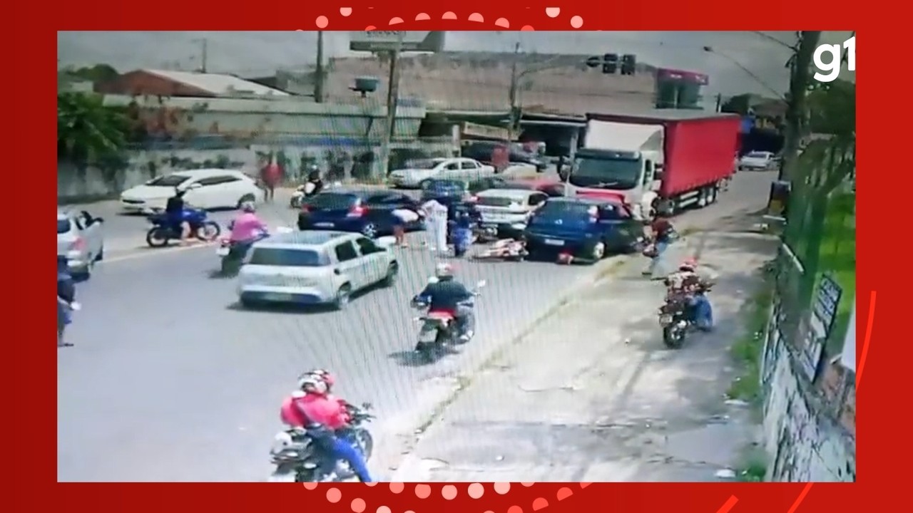 Carreta desgovernada causa engavetamento na Zona Norte de Manaus; VÍDEO