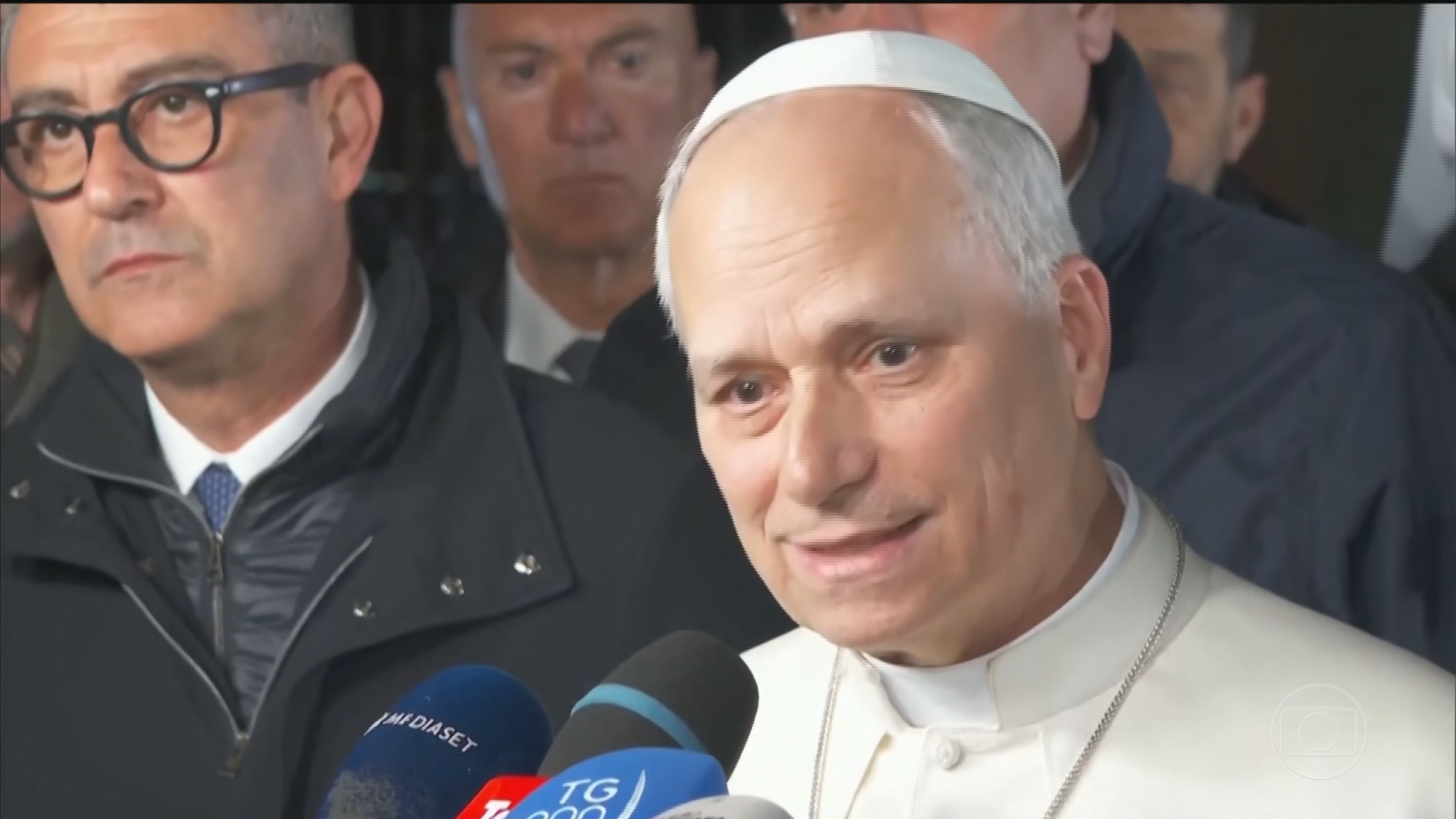 Papa Leão XIV pede o fim da 'loucura da guerra' enquanto EUA e Irã iniciam conversas