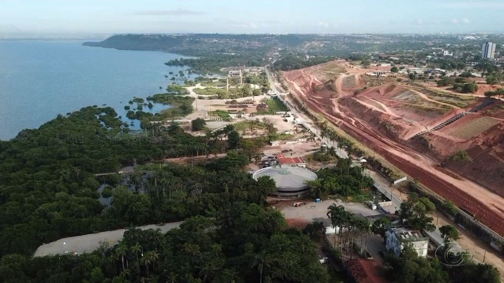 Afundamento de uma mina da Braskem próximo à lagoa Mundaú, no Mutange, em Maceió, pode abrir uma enorme cratera na superfície — Foto: Reprodução/TV Gazeta