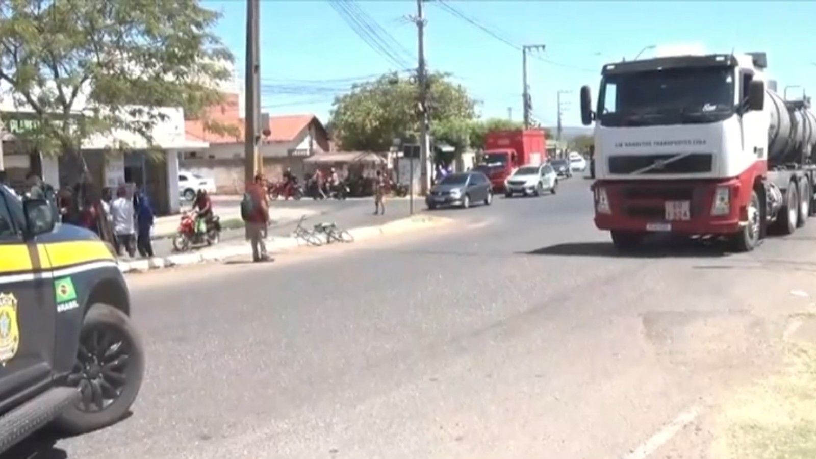 Acidente entre caminhão e motocicleta deixa uma mulher morta e homem gravemente ferido em Picos