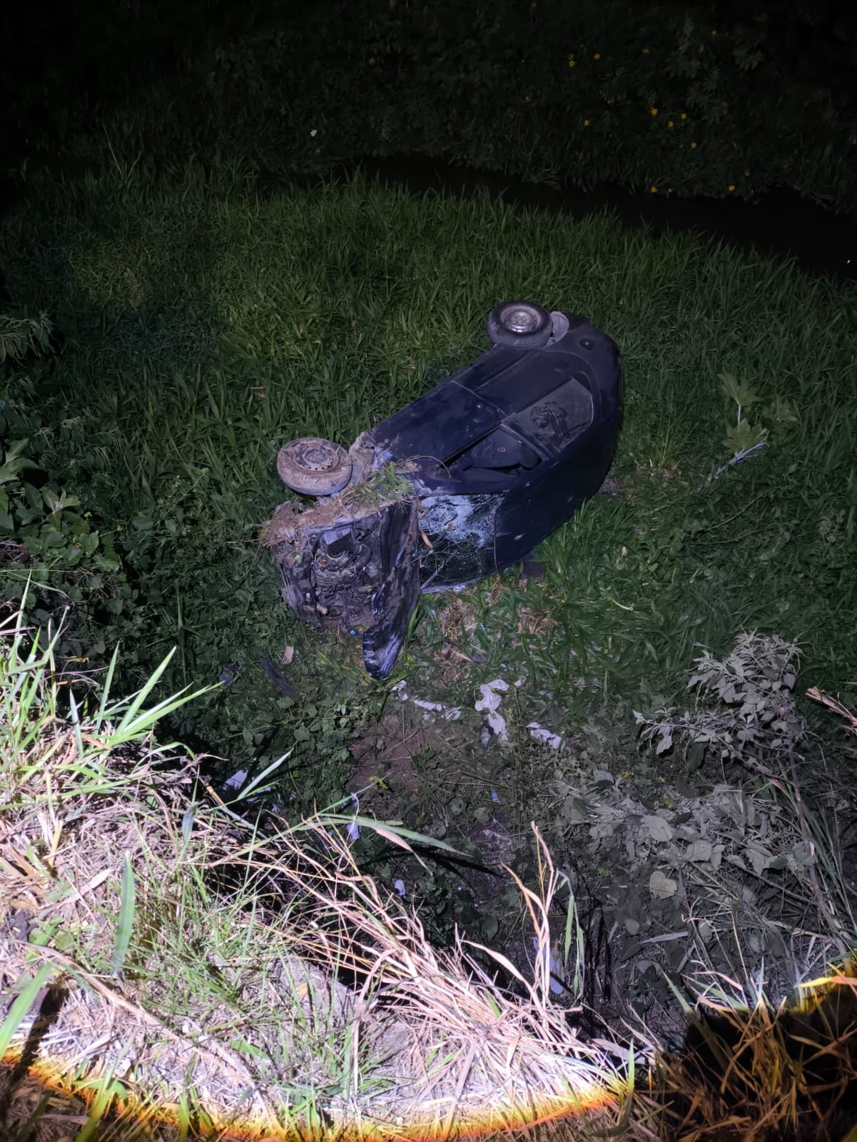 Motorista perde controle de carro e cai de ponte na BR-145, em Barra do Piraí