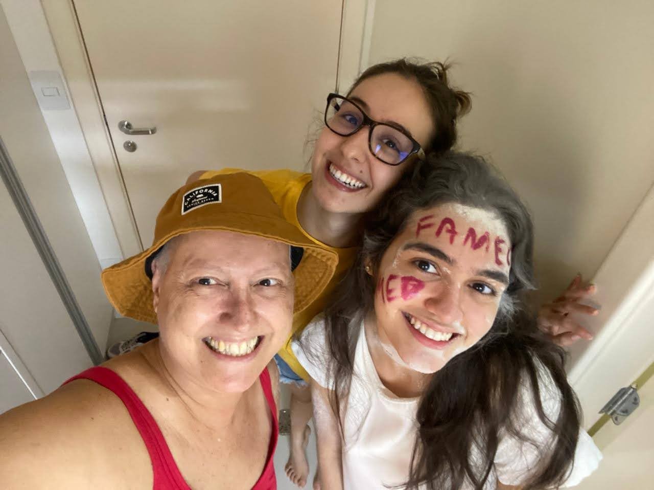 Menopausa induzida, mastectomia preventiva: mãe e filha contam como lidam com síndrome que eleva chances de câncer