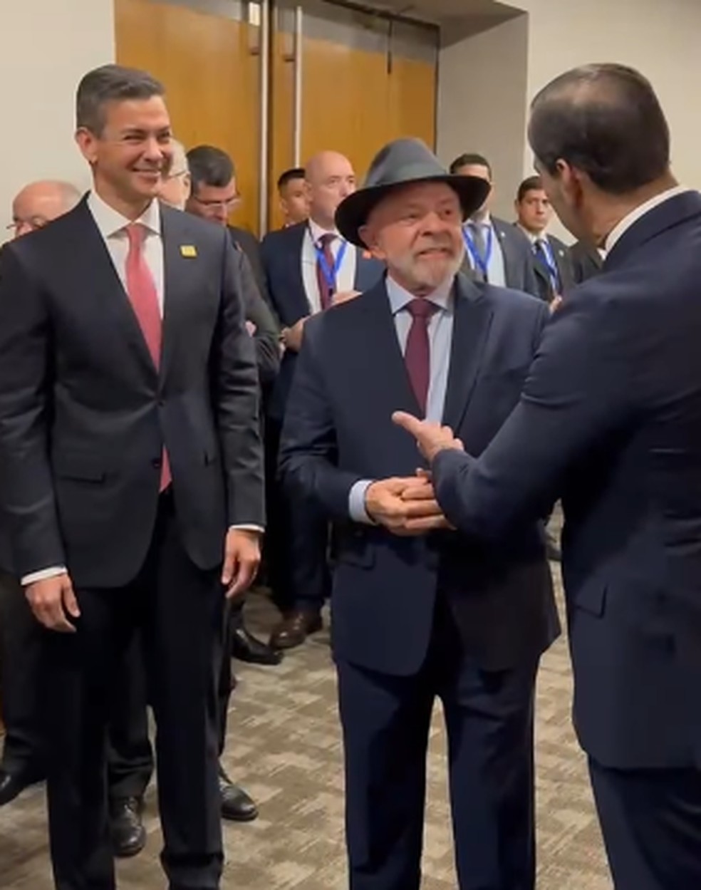 O presidente do Paraguai, Santiago Peña (à esq.), ao lado do presidente Lula, que conversa com o senador paraguaio Beto Ovelar (à dir.). — Foto: Reprodução/Instagram