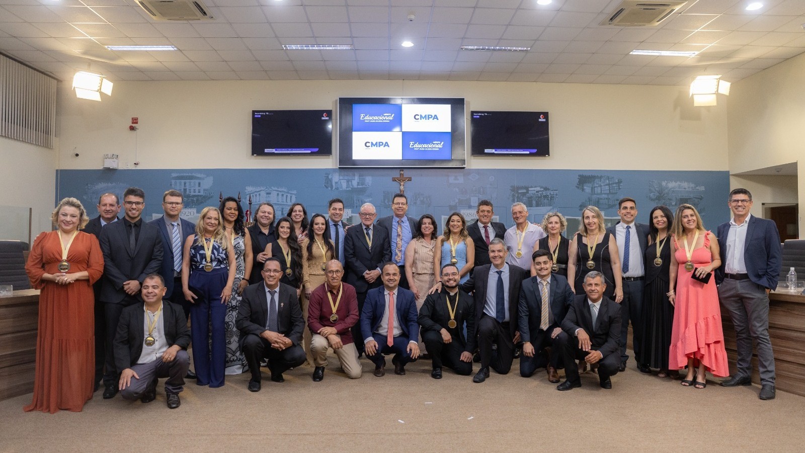 Câmara homenageia profissionais da educação com Medalha do Mérito Educacional 