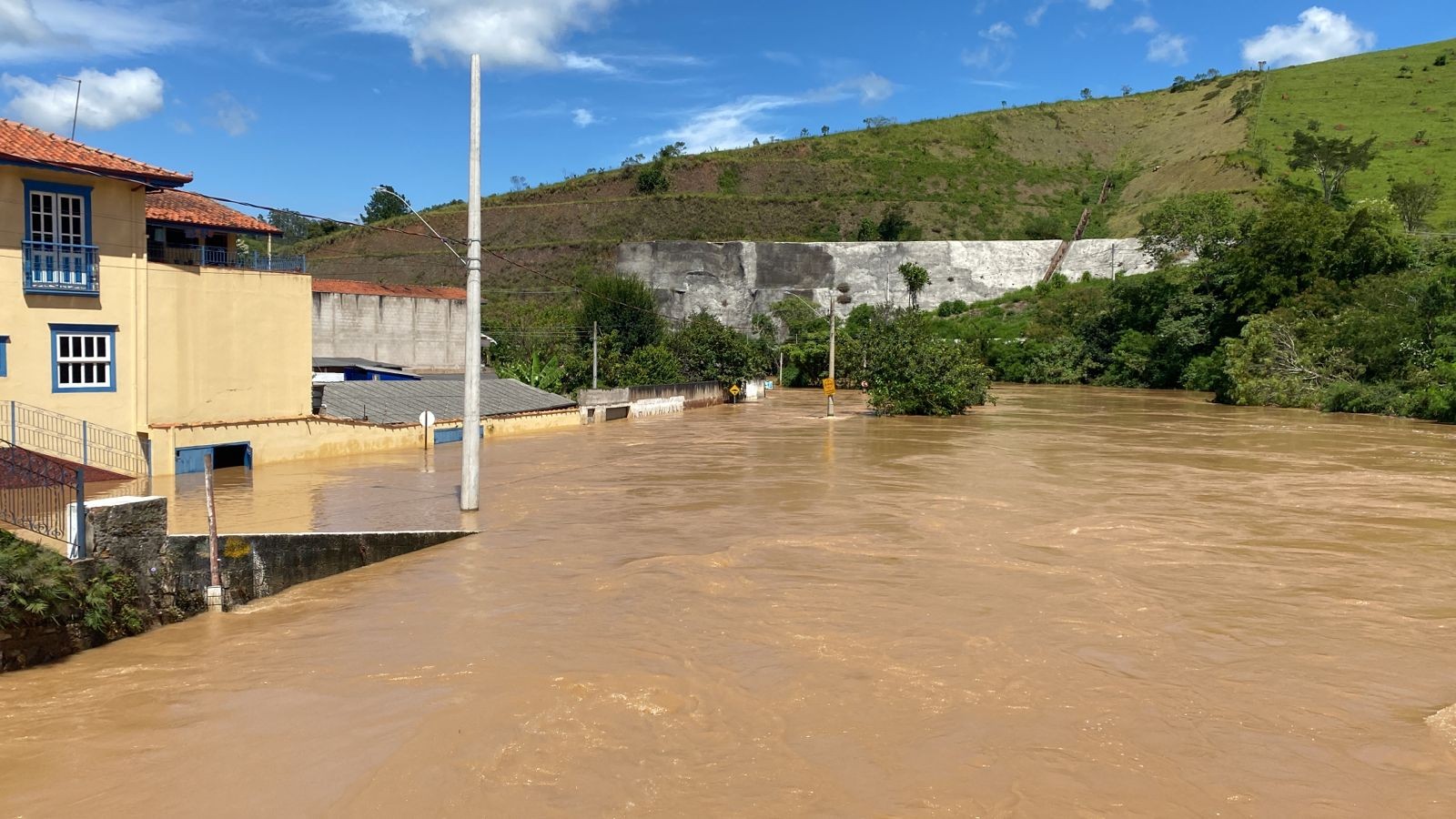 Nível do rio volta a subir em São Luiz do Paraitinga, chega a cinco metros e atinge cerca de 200 casas