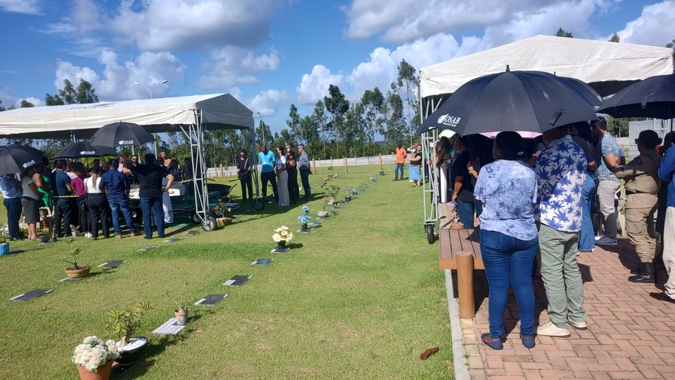 Familiares e amigos se despedem de criança que morreu ao ser esquecida dentro do carro pelo pai no interior da Bahia — Foto: Edson Nunes/Arquivo Pessoal