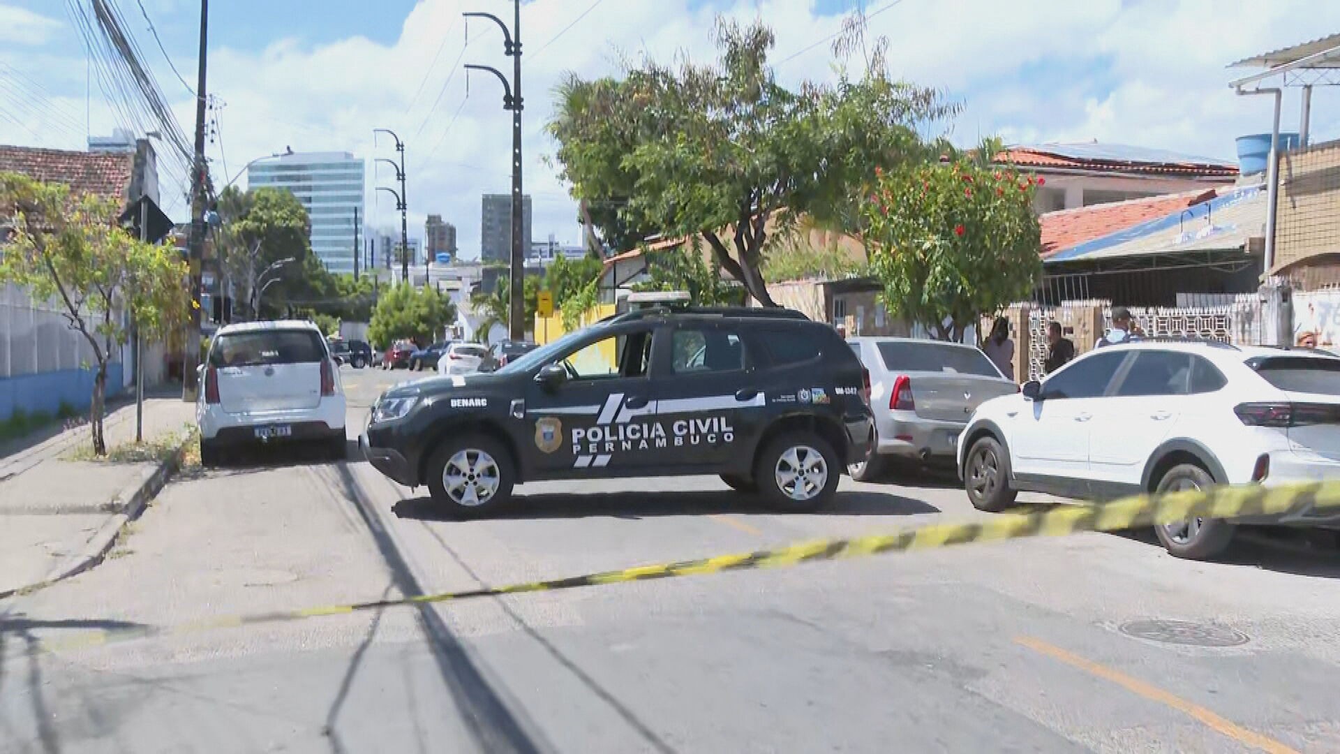 Advogado atira em policiais que foram cumprir mandado na casa dele; polícia negocia rendição