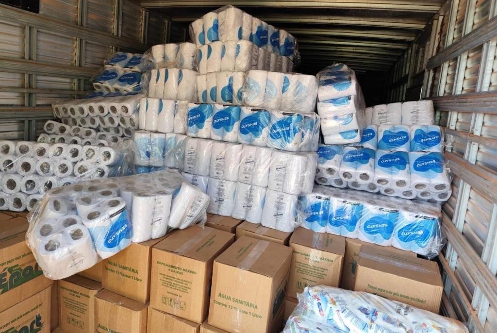 Caminhão com alimentos que seriam distribuídos por facção criminosa é apreendido em Cáceres (MT)