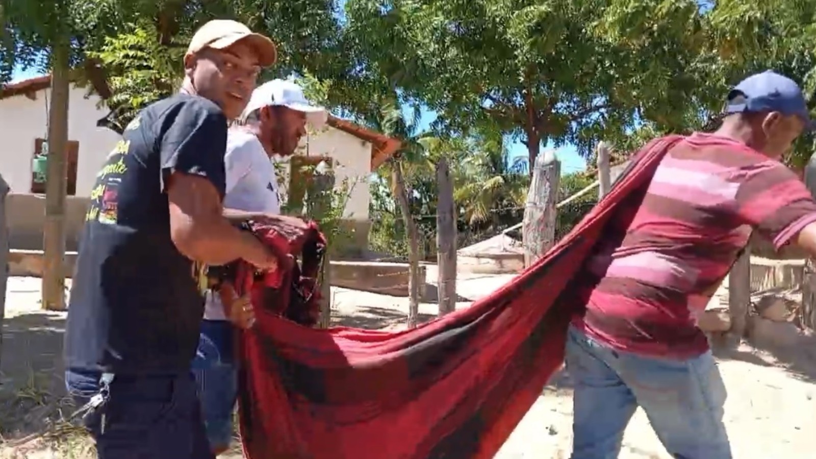 VÍDEO: Paciente é levado até UPA em uma rede após ambulância alegar falta de acesso por estrada