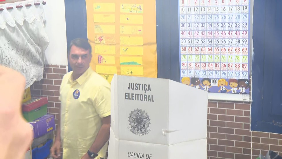 Flavio Bolsonaro (PL) vota no RJ — Foto: Reprodução / TV Globo