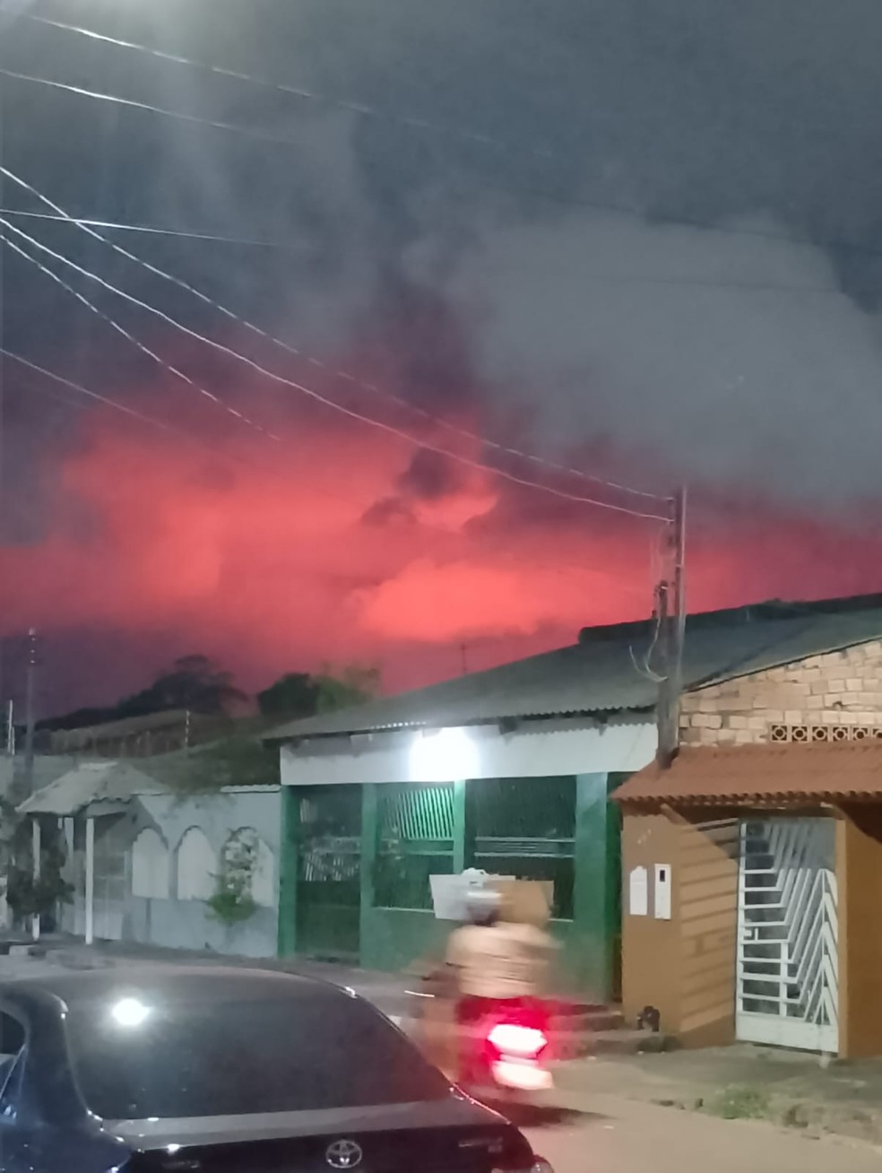 Clar&atilde;o vermelho nos c&eacute;us de Porto Velho &mdash; Foto: Reprodu&ccedil;&atilde;o redes sociais