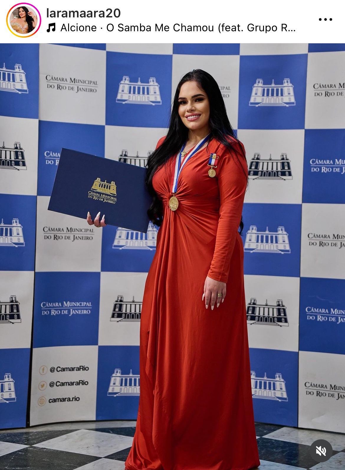 Neta de Celsinho da Vila Vintém recebe Medalha Pedro Ernesto na Câmara do Rio