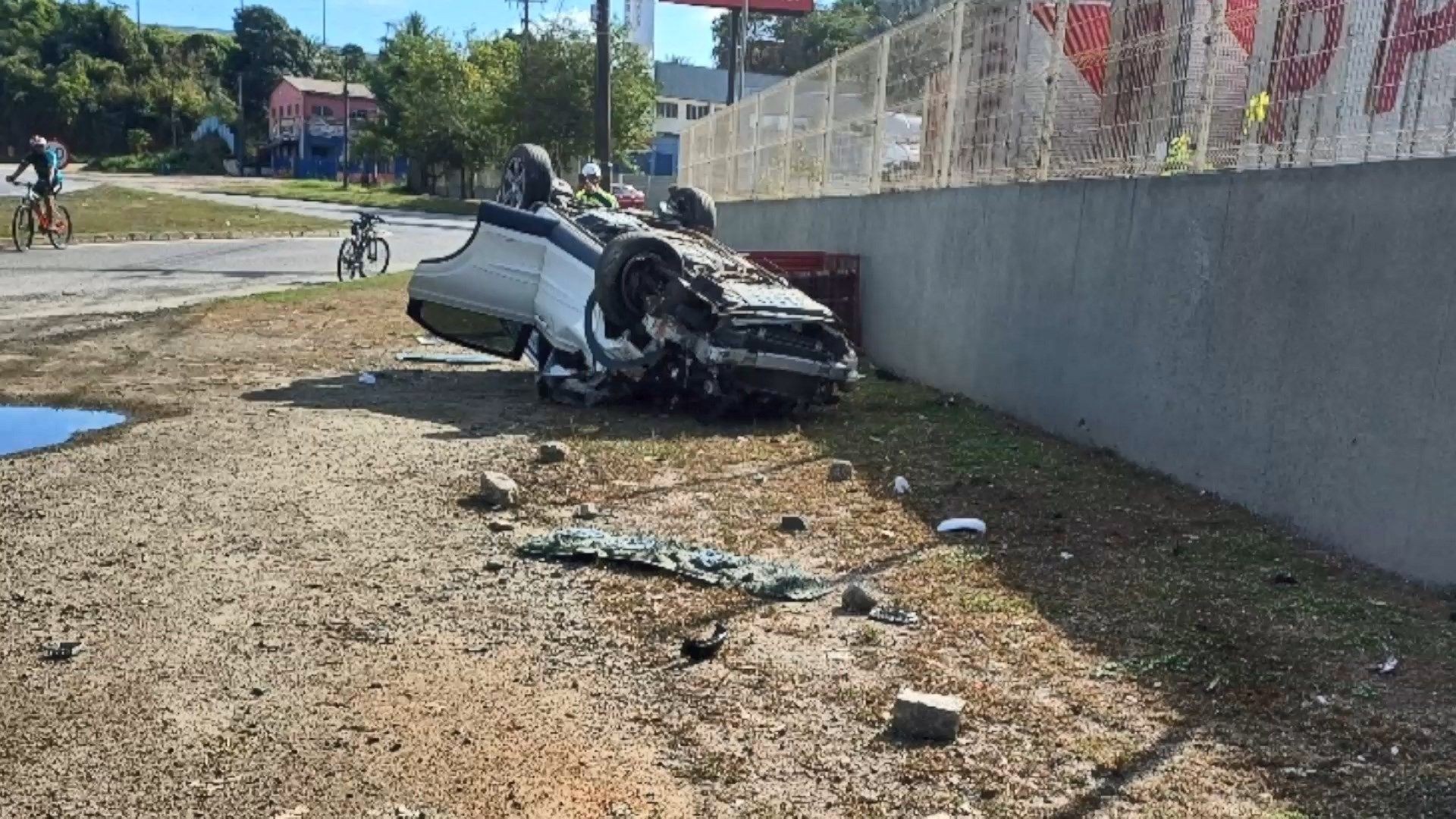 Jovem bêbado e com CNH suspensa é preso após fugir da polícia e capotar na BR-101 em Viana