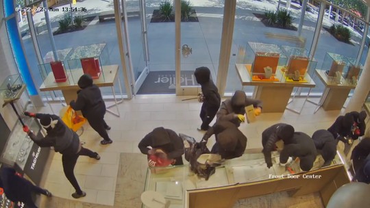 VÍDEO: Grupo de 20 assaltantes invade joalheria e rouba US$ 1 milhão em mercadorias nos EUA - Criminosos quebraram vitrines com martelos e picaretas e chegaram a disparar dentro da loja. Sete suspeitos foram presos e parte das joias foi recuperada, segundo a polícia.