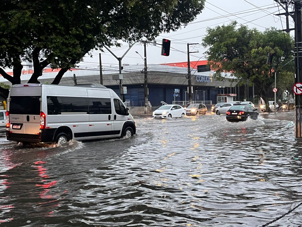 Chuva provocou alagamentos em diversos pontos de Natal nesta segunda-feira (13)  — Foto: Vínicius Marinho/Inter TV Cabugi