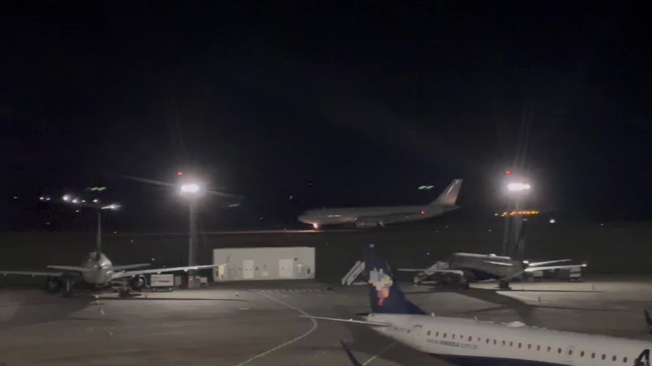 Uso ‘indiscriminado’ de algemas viola acordo, e Brasil cobrará EUA por tratamento ‘degradante’ a deportados, diz Itamaraty