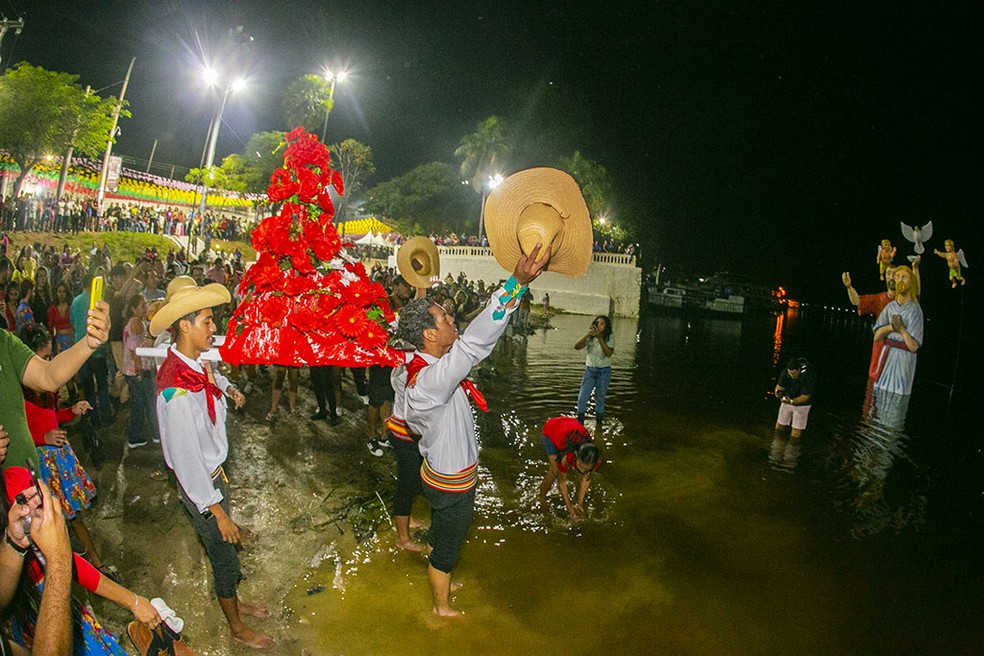 Banho do santo é a principal atividade do Arraial do Banho de São João em Corumbá — Foto: Clóvis Neto/Arquivo PMC