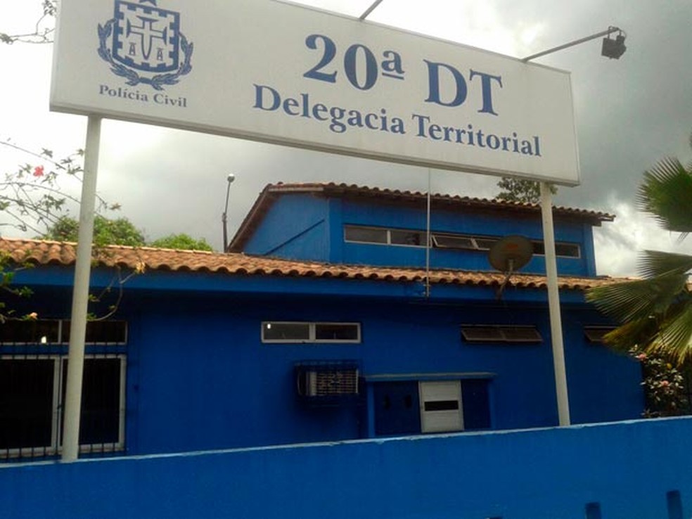 Suspeita foi levada inicialmente para a delegacia de Candeias — Foto: Cássia Bandeira/G1
