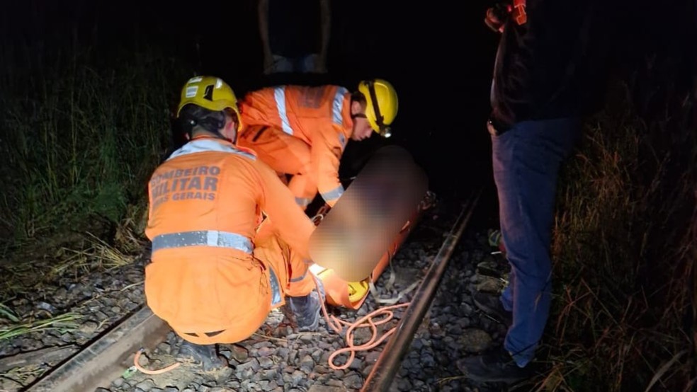 Pai das crianças saiu ileso, mãe tem suspeita de trauma raquimedular e menino de 4 anos foi levado para o HC-UFU — Foto: Corpo de Bombeiros/Divulgação