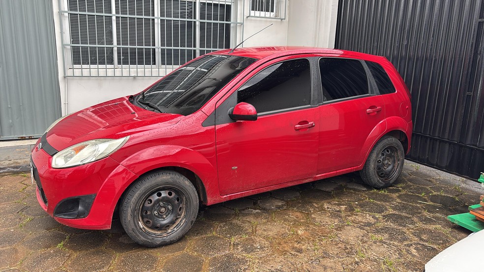 Carro que teria sido usado nos ataques foi apreendido neste domingo (9) — Foto: Júnior Andrade/Rede Amazônica Acre
