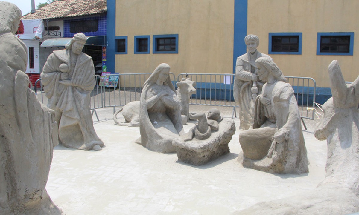 Artista plástico esculpe tradicional presépio de areia em Itanhaém ...