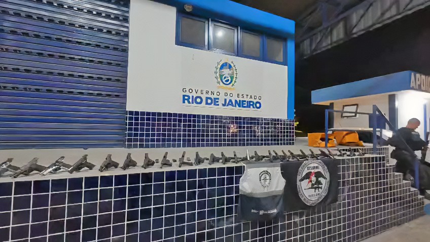 Mulher é presa com 30 pistolas no RJ; arsenal iria para o Complexo do Alemão