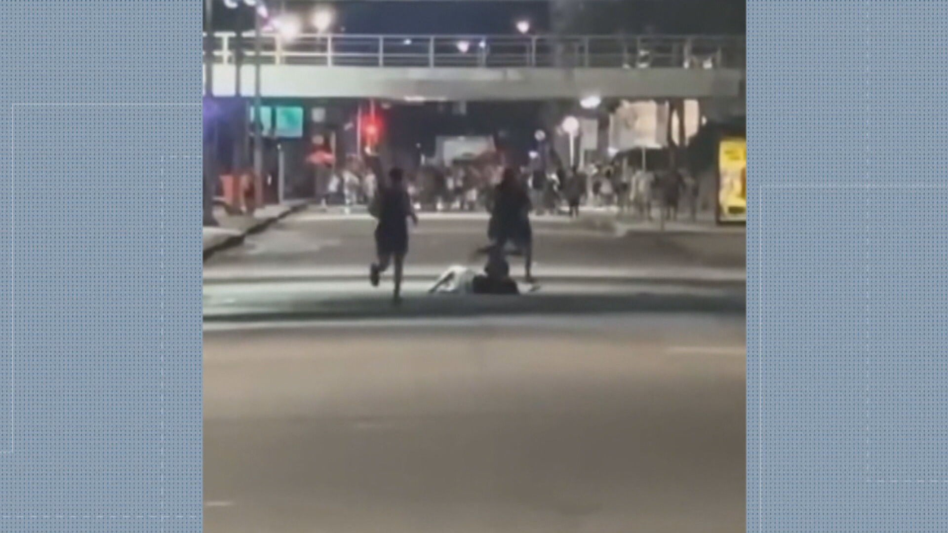 VÍDEO: casal de turistas estrangeiros é assaltado e agredido na saída de bloco de carnaval no Centro do Rio