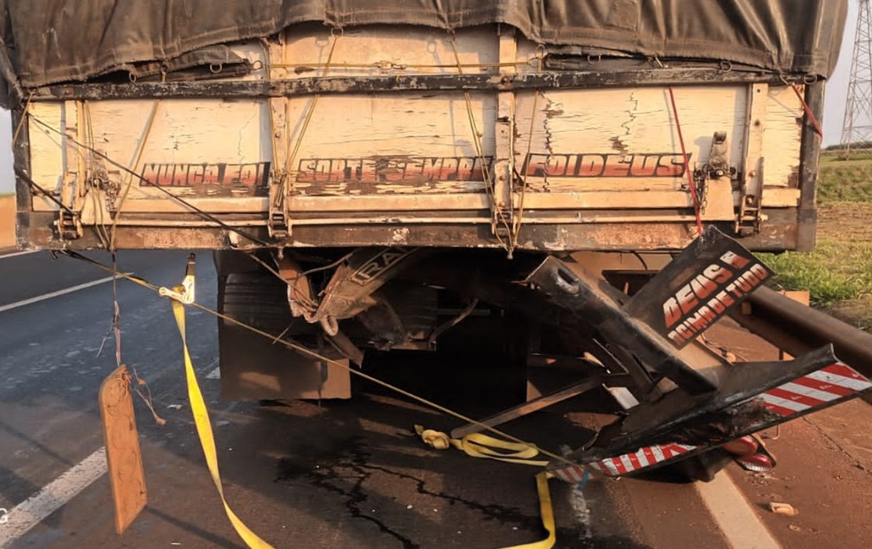 Acidente foi registrado na manhã desta quinta-feira (24) no Km 412 da rodovia, em Palmital (SP). Vítimas eram motorista e passageiro do veículo que causou o impacto. — Foto: Repórter Ourinhos