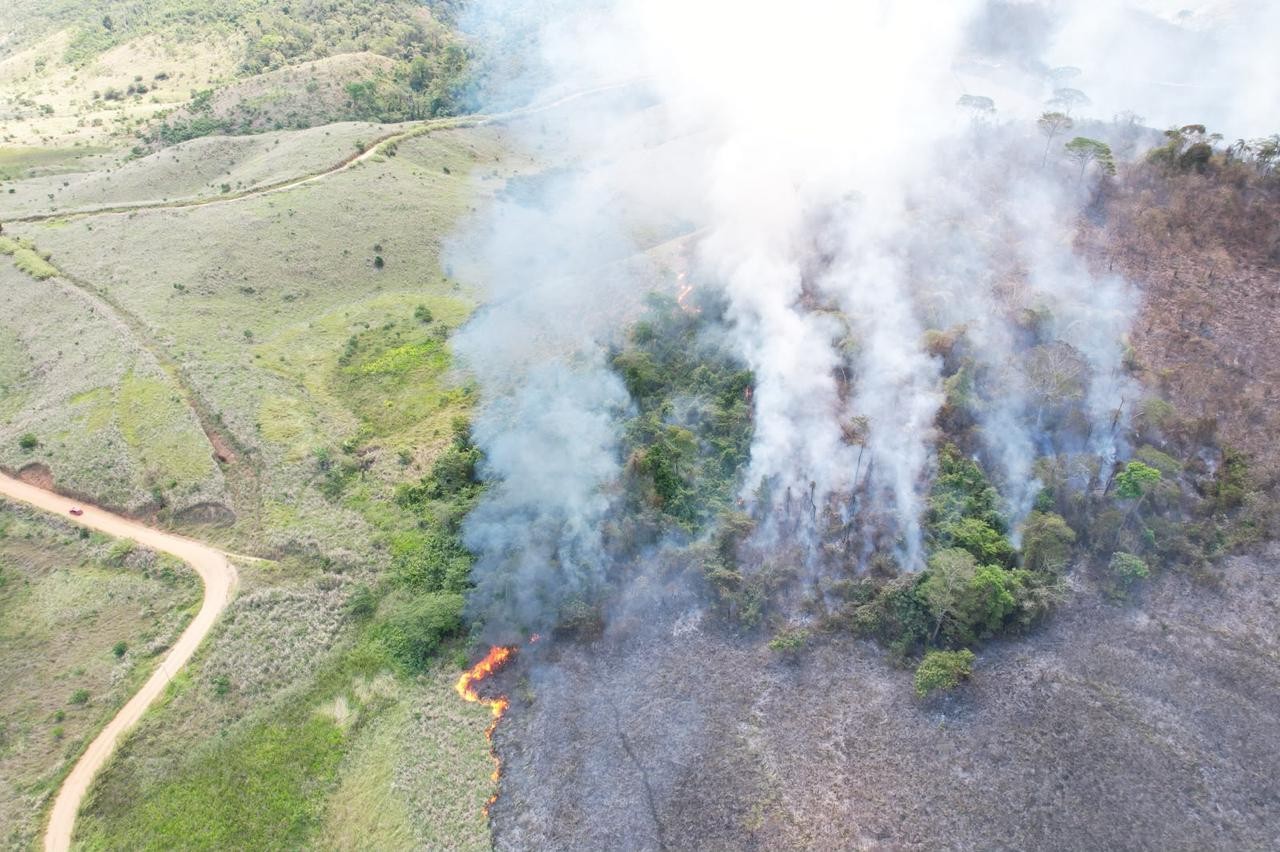 FOTOS: Veja imagens do incêndio que atingiu território indígena Maxakali em MG