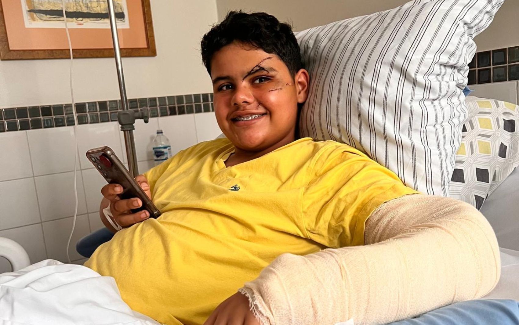 Mãe se emociona com alta de estudante que sobreviveu ao acidente que matou cinco alunos: ’Guerreiro’ 