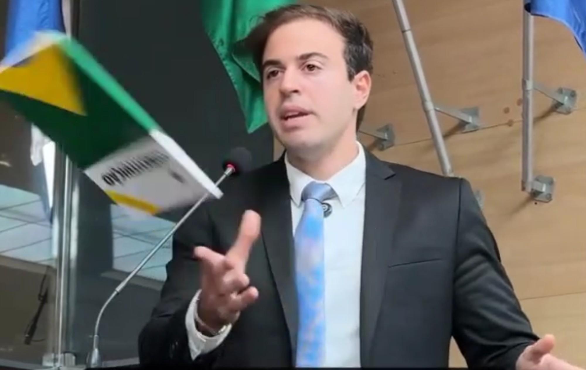 Piada capacitista, gesto obsceno, castração química: veja polêmicas do vereador que jogou Constituição no chão na Câmara do Recife