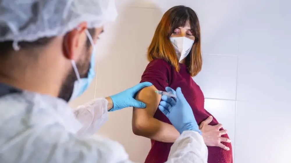 Brasil terá vacina contra o vírus sincicial respiratório no SUS para gestantes em 2025