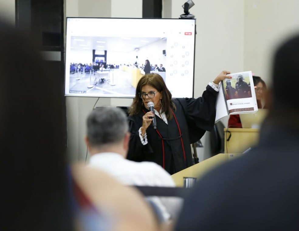 Procuradora da república Eunice Dantas no 5º dia de julgamento do caso Genivaldo dos Santos — Foto: Juliana Galvão/Ascom TRF5