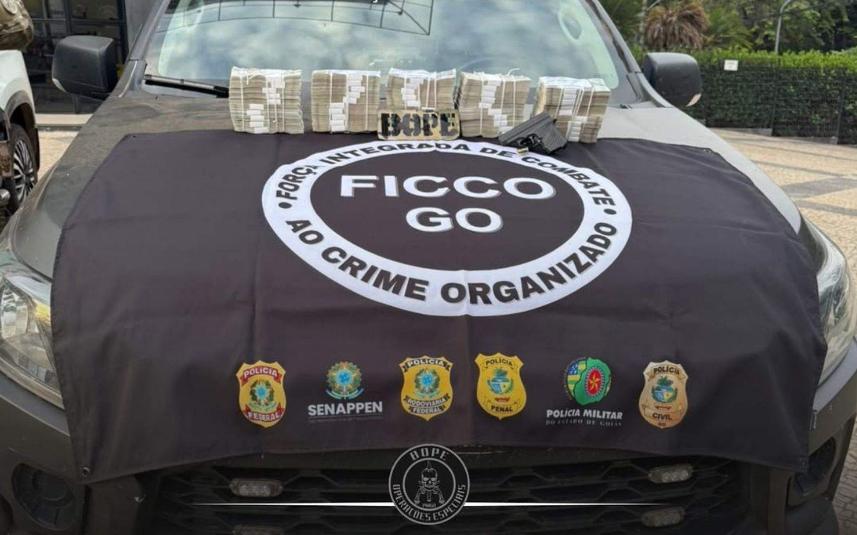 Mochila com R$ 1 milhão encontrada em carro também tinha arma e munições, diz polícia
